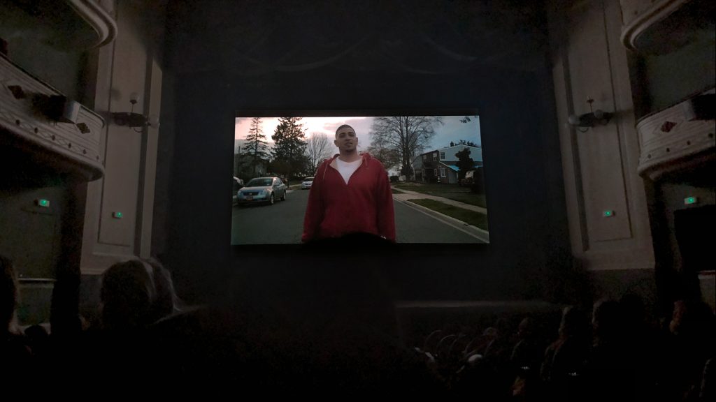 Photographie du film Levittown présenté au public dans une salle de projection. Photographie de Nelson Bourrec Carter.