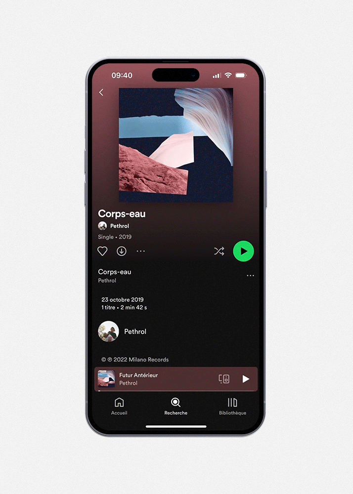 Vidéo d'un iphone ouvert sur la plateforme Spotify ouvert sur la page du groupe de musique Pethrol. On y voit une succession de variante de la pochette de l'album et montre un déploiement de l'identité visuelle.