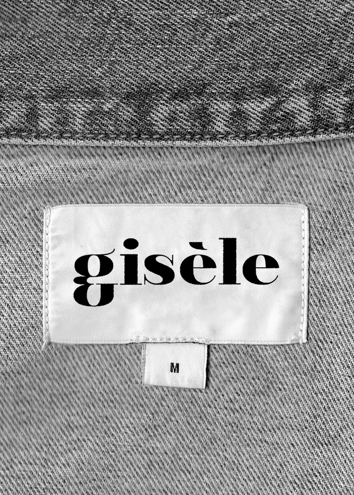 Photographie d'une étiquette brodée de la marque gisèle sur une pièce de vêtement en jeans