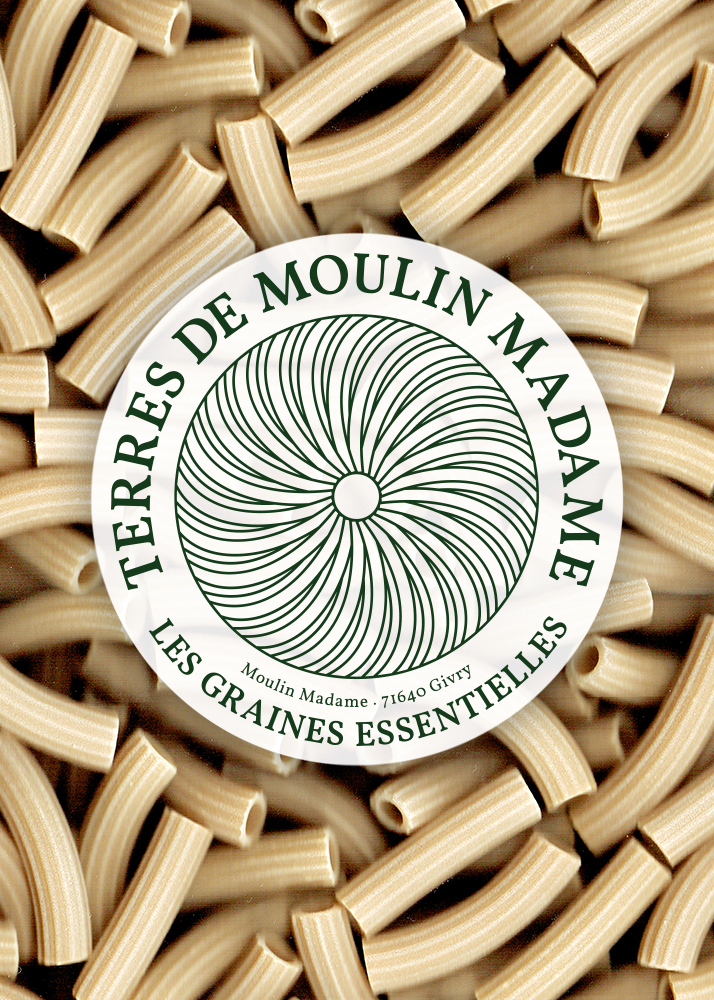 Photographie de l'étiquette composée pour Terres de Moulin Madame. Celle-ci est collée sur un paquet de pâtes confectionnées par l'entreprise.