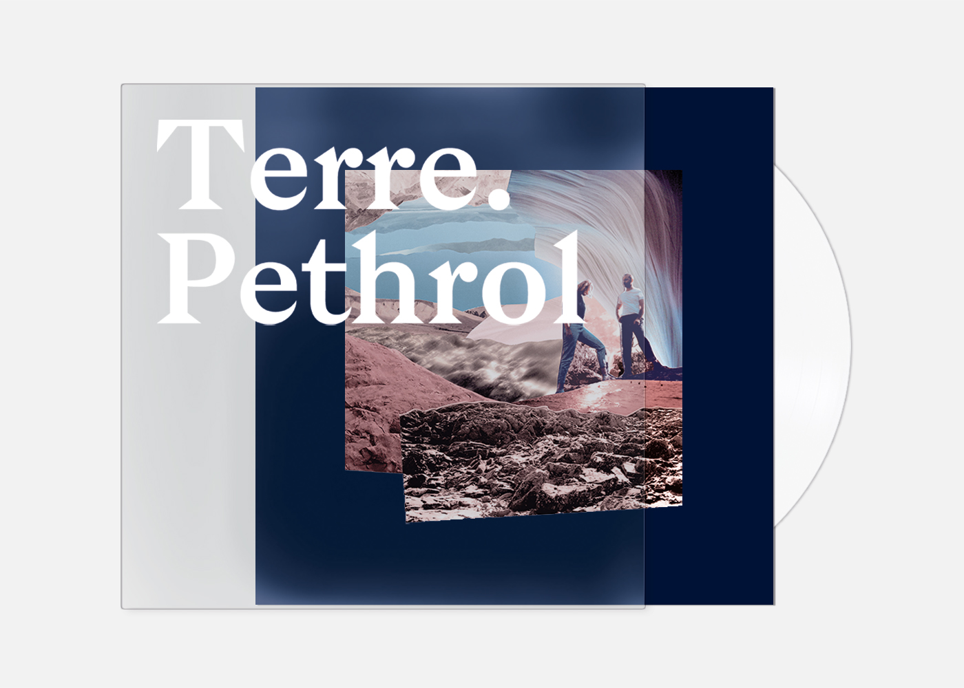 Photographie du vinyle de l'album Terre (recto) du groupe de musique Pethrol. La pochette présente le visuel principal (collage de Claire Dunaud) centrée au milieu de la pochette teintée en bleu nuit. Le vinyle blanc est visible sur la droite. Le tout est protégé d'une pochette transparente sur laquelle est sérigraphié en blanc le texte : Terre. Pethrol.