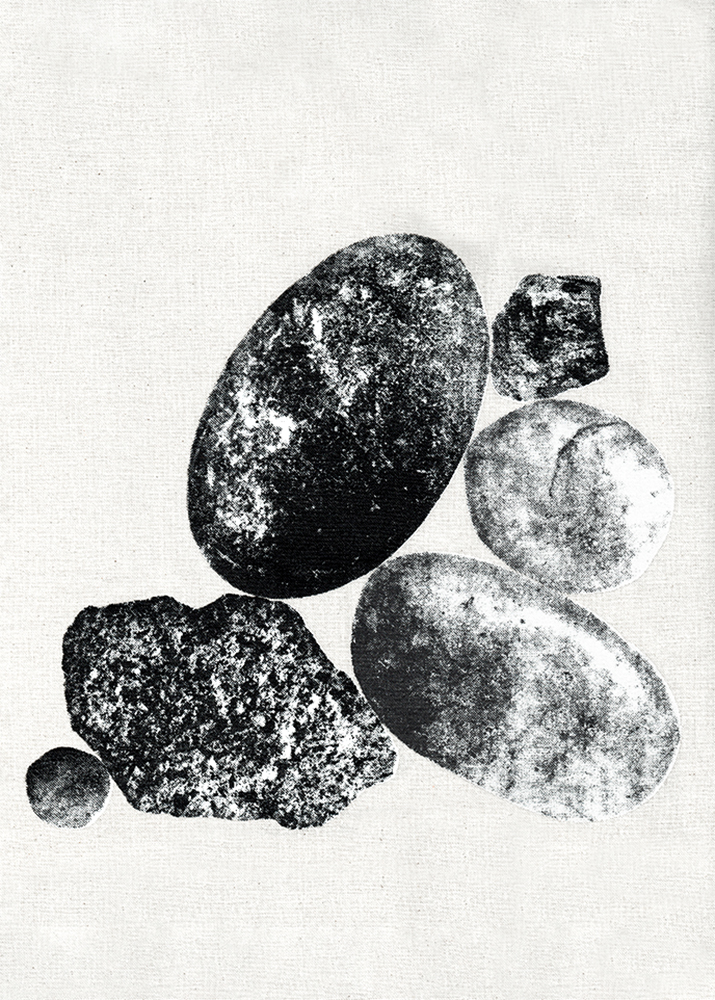 Photographie du tote bag de face qui montre la composition des pierres.