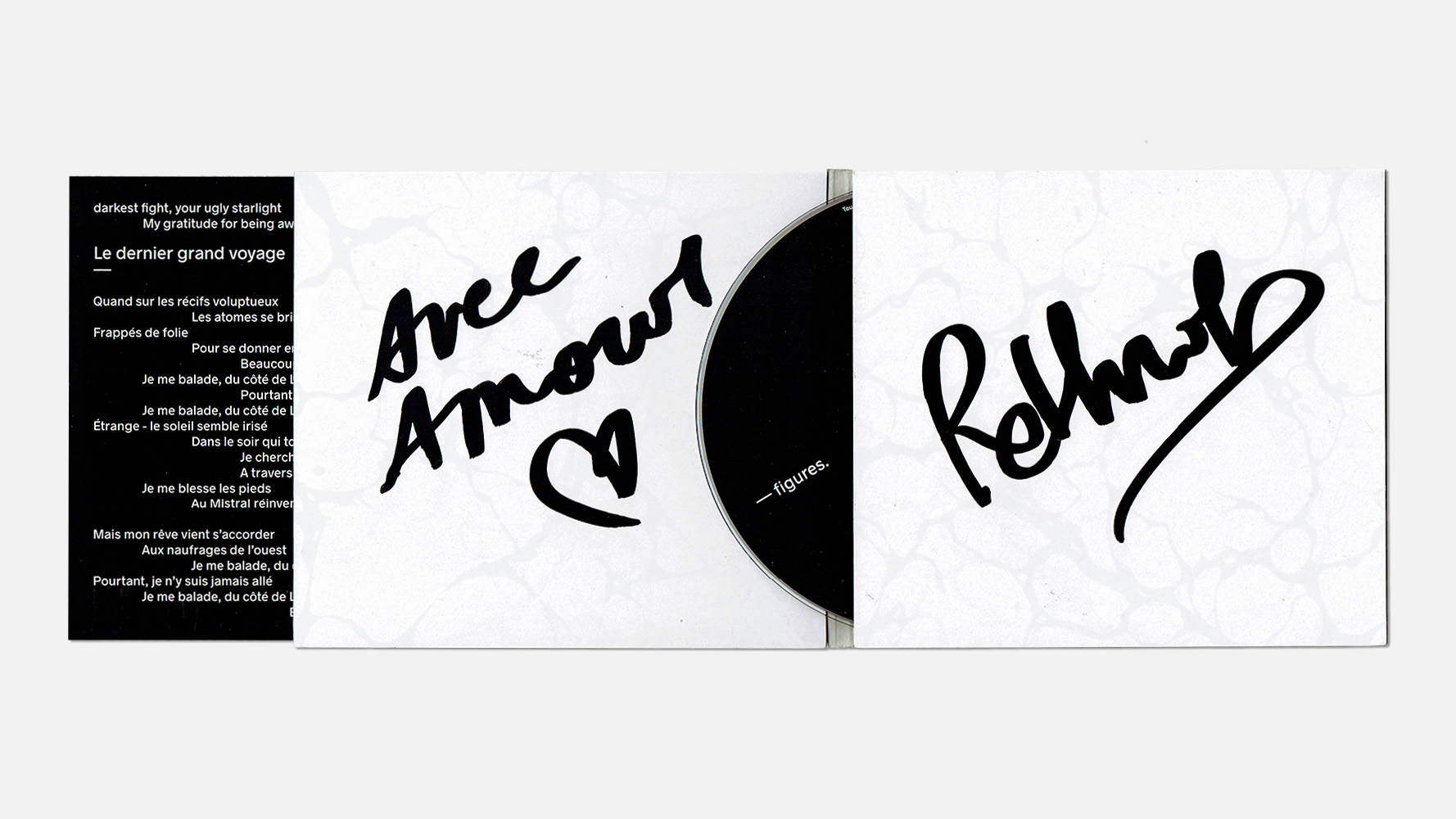Scan de l'album ouvert côté intérieur et une partie du livret de paroles et une partie du CD. Avec autographe.