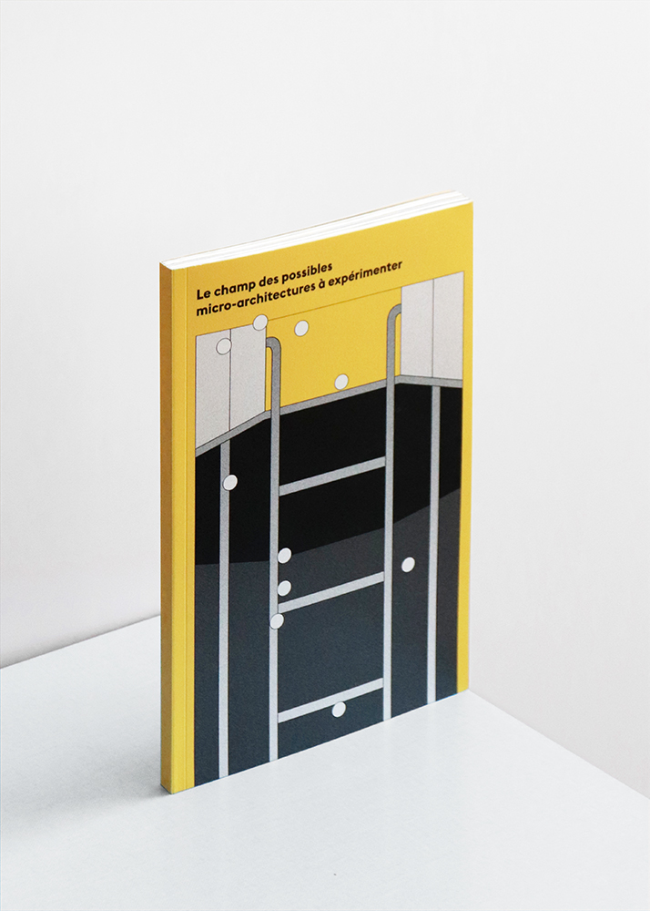 Photographie du catalogue d'exposition, Le champ des possibles, micro-architectures à expérimenter. Sa couverture est jaune avec une impression du visuel de l'échelle en noir.