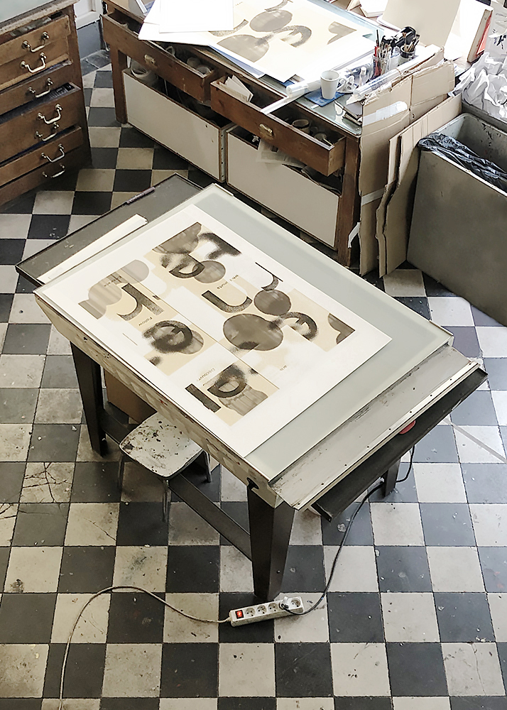 Photographie de l'affiche en cours d'impression à l'atelier Chalopin, un atelier de sérigraphie. Imprimée par Gilles Maignaud.