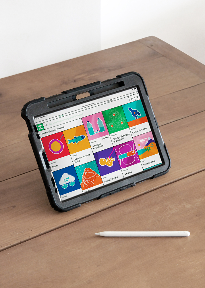 Photographie d'un iPad sur un bureau en bois présentant la page principale du site Edumedia, dans un onglet de navigation Safari.
