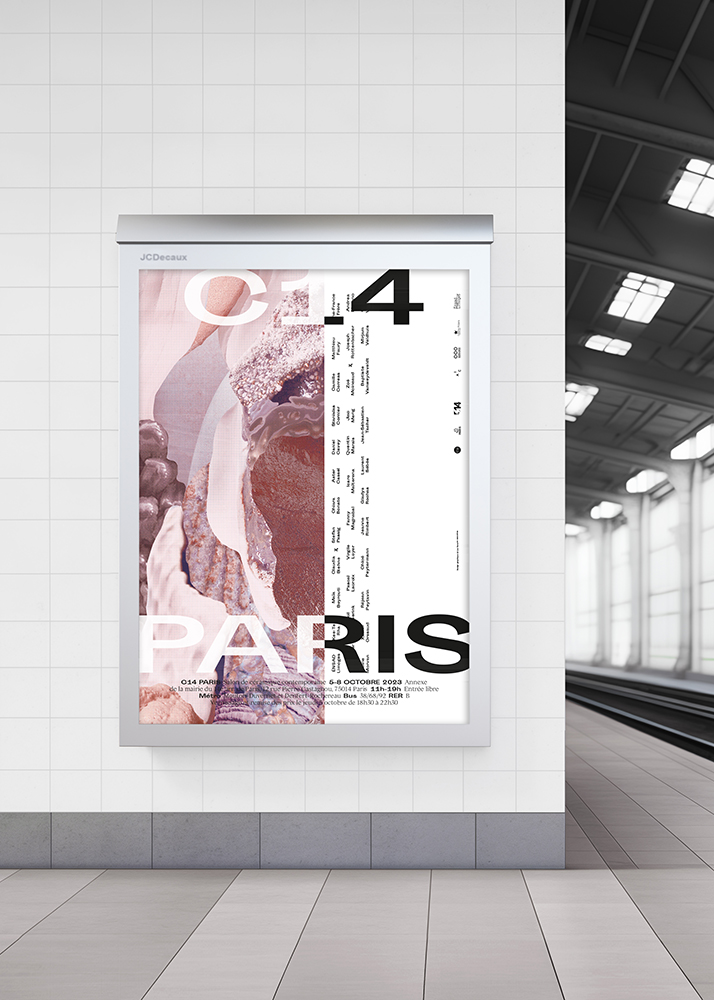 Photographie de face de l'affiche du Salon de céramique C14 Paris dans un panneau d'affichage JcDecaux dans une station de métro à Paris.