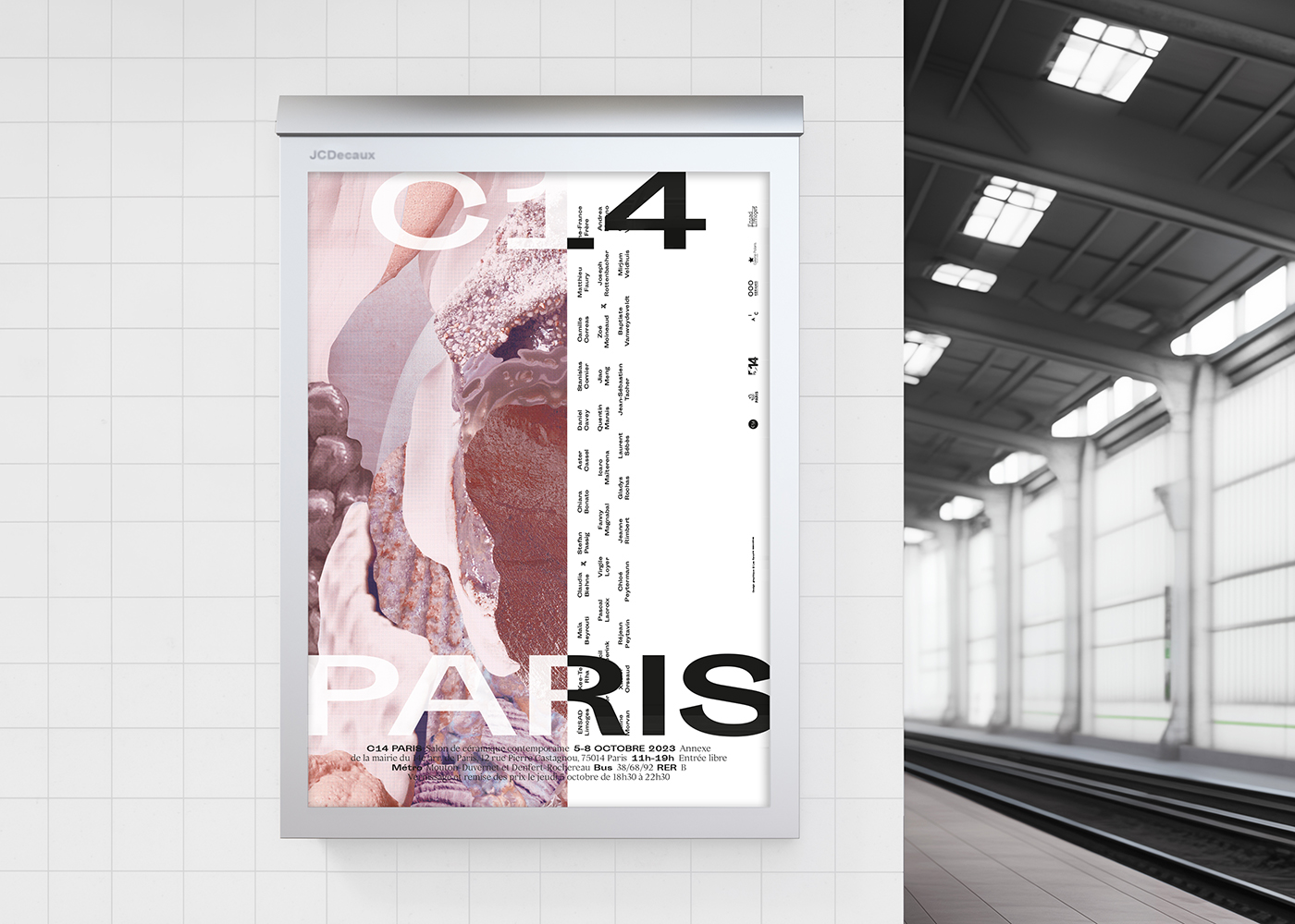 Photographie de face de l'affiche du Salon de céramique C14 Paris dans un panneau d'affichage JcDecaux dans une station de métro à Paris.