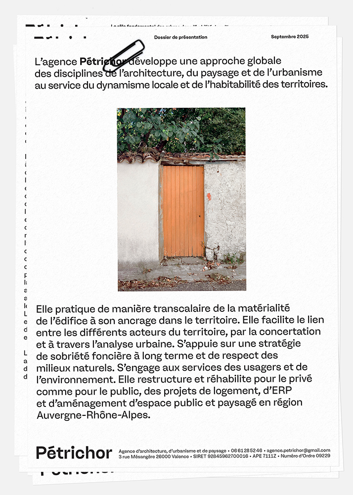 dossier de présentation Pétrichor, 7 feuilles sur un bureau avec un trombone