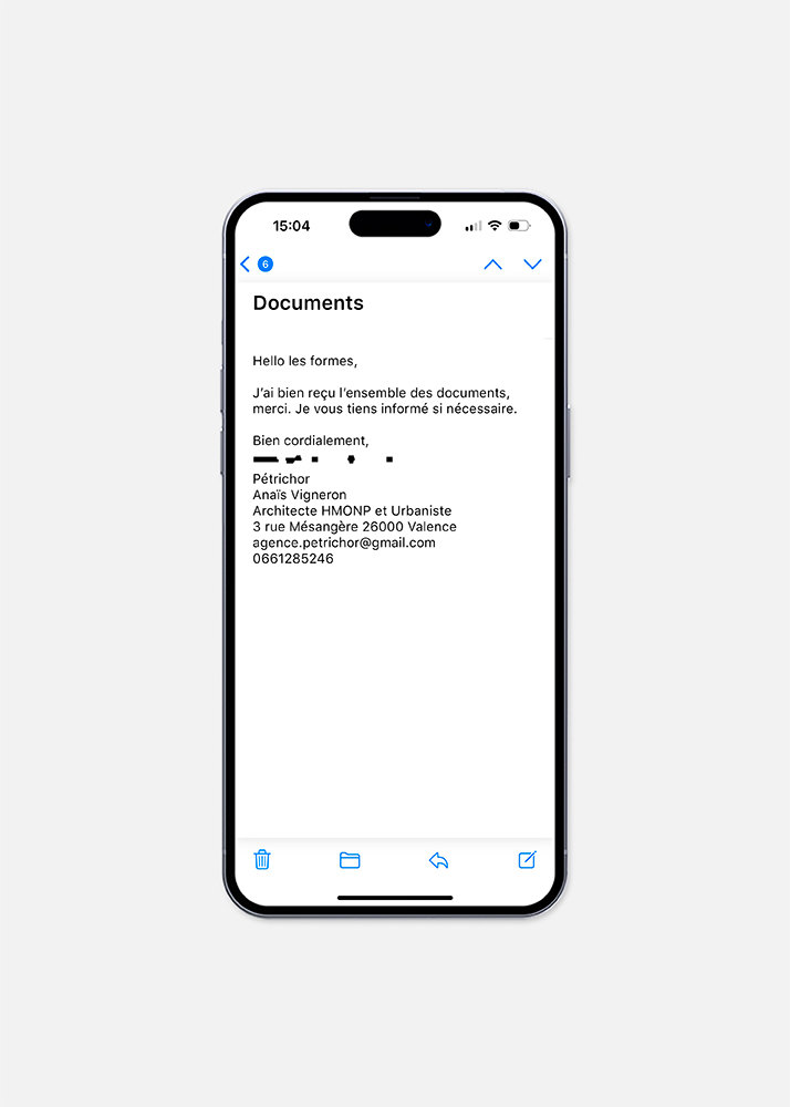 Iphone avec vue sur l'application mail présentant la signature mail de Pétrichor
