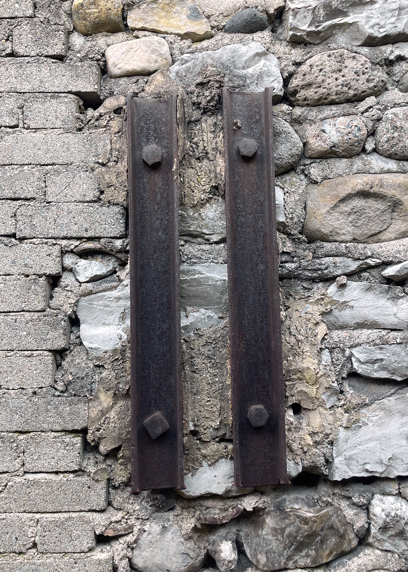 détail d'un tirant métallique d'une vieille bâtisse