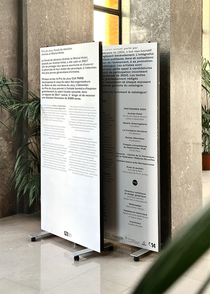 Deux panneaux de présentation du salon de céramique contemporaine C14 Paris 2025 se chevauchant dans le hall d'entrée du lieu.
