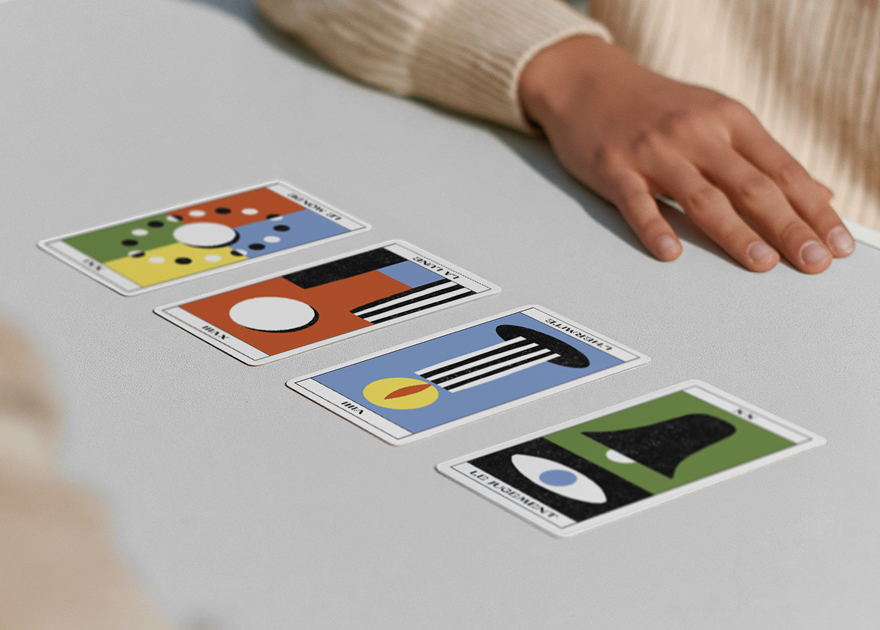 un tirage de 4 cartes majeures est au centre d'une table. on aperçoit le bras et la main de la personne qui vient de tirer les cartes.