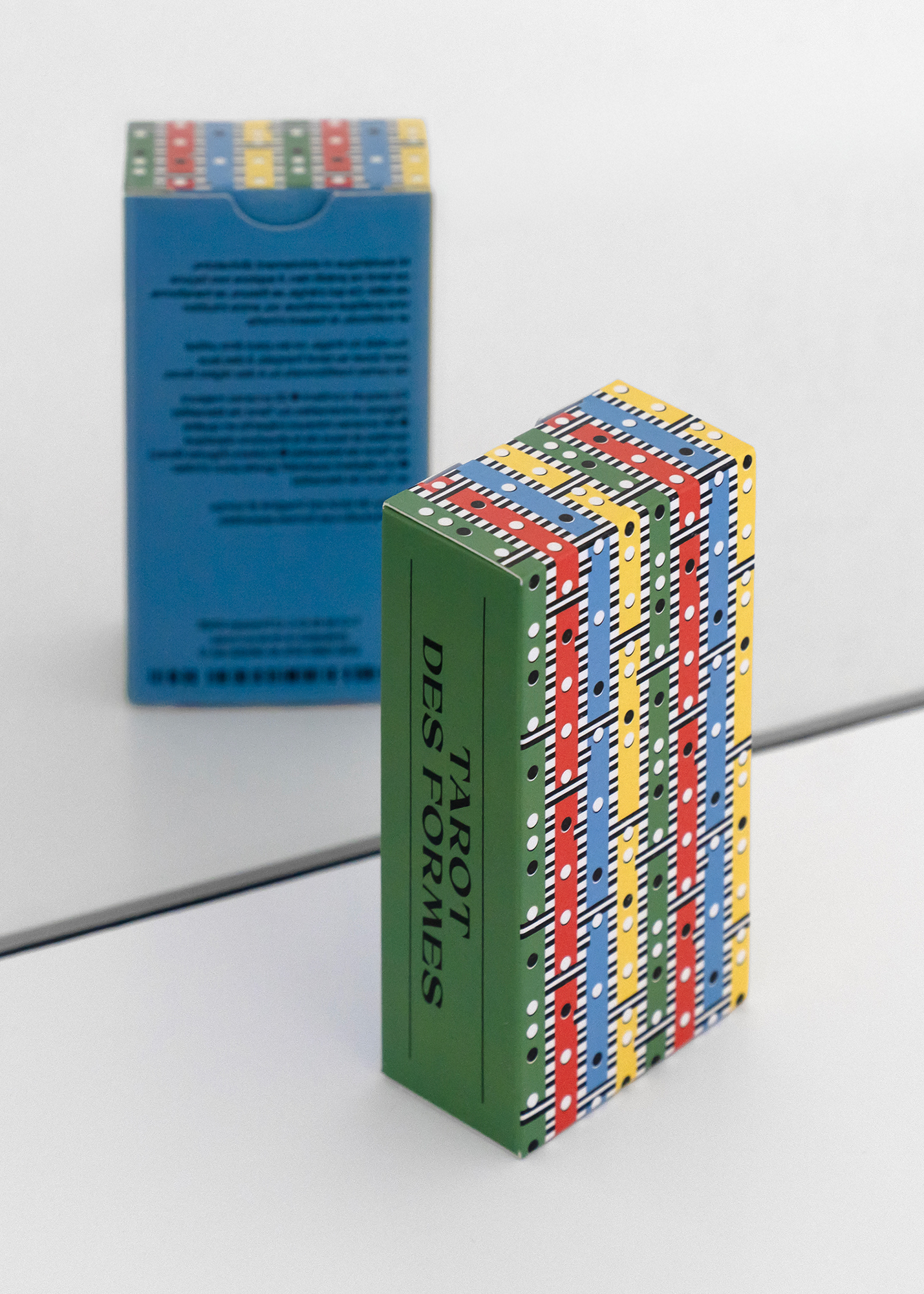 le paquet du jeu de carte Tarot des formes est devant un miroir et reflète le dos du paquet
